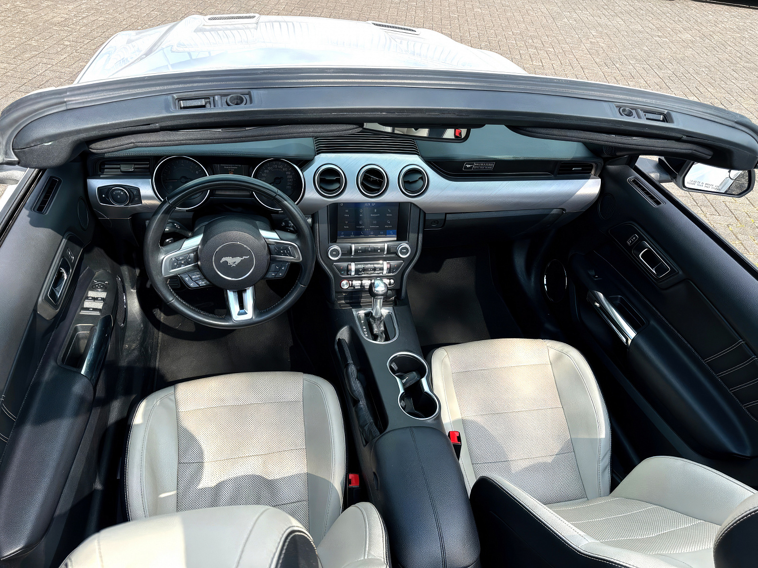 Ford Mustang Белый